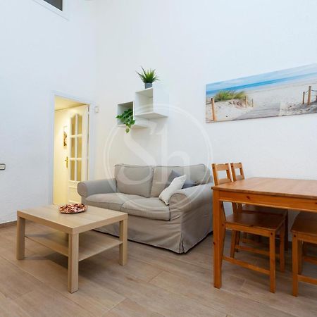 Practico Apartamento Cerca De Estacion De Sants Barcelona Bagian luar foto